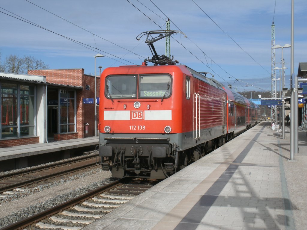 Wenige Stunden vor dem erneuten Wintereinbruch im Norden erreichte 112 108 mit dem RE 13011 Rostock-Sassnitz,am 09.Mrz 2013,den Bahnhof Bergen/Rgen.