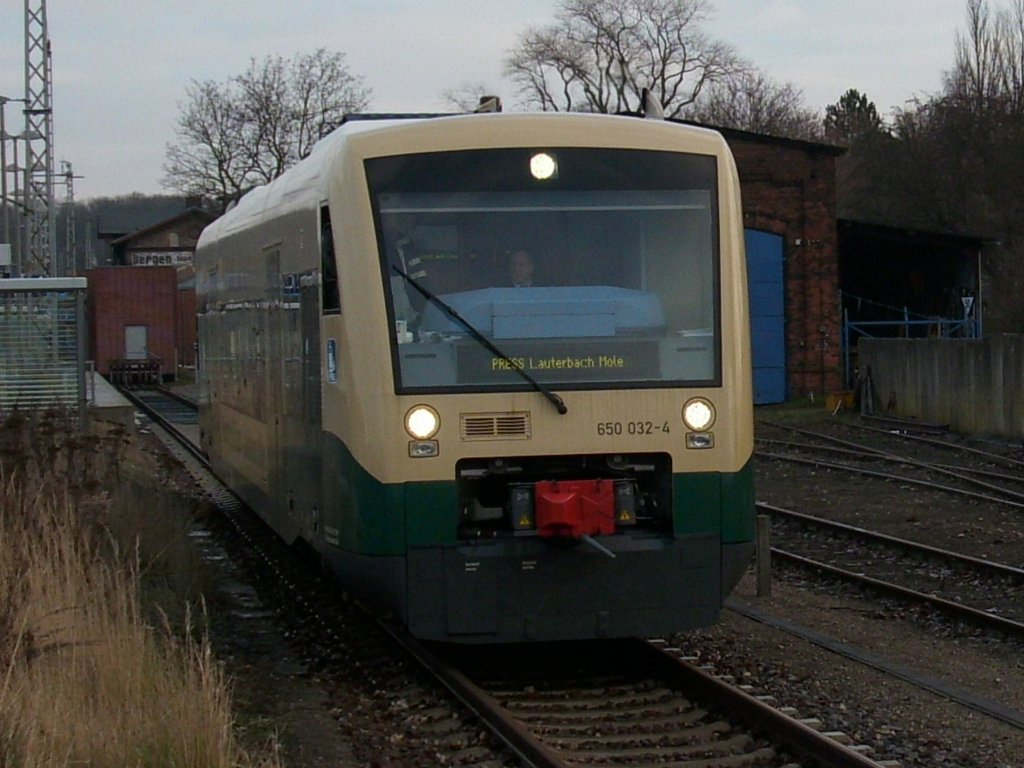 Wenige Tage zuvor hatte der PRESS VT 650 032 seinen ersten Winterhrtetest zu bestehen,am 27.Dezember 2009 war vom Schnee nichts mehr zusehen als der Triebwagen,als PRE 80103, Bergen/Rgen verlie.