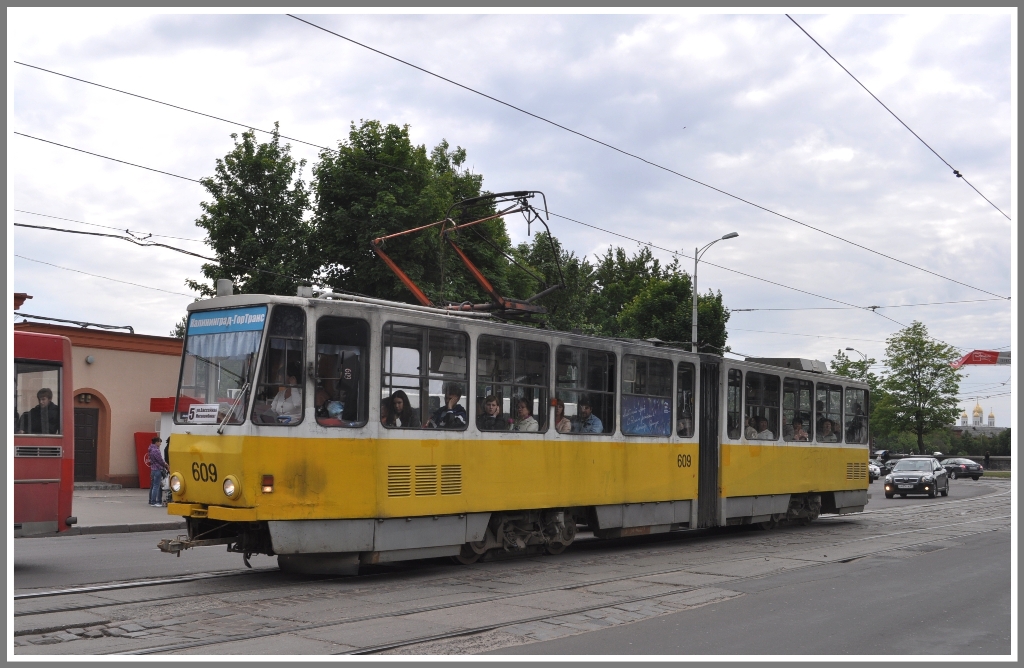 Wenigstens farblich unterscheiden sich die Strassenbahnzge in Kaliningrad. (05.06.2012)