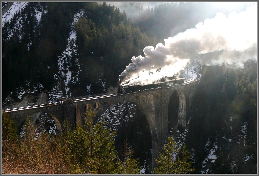 Wenigstens fr die berquerung des Wiesner Viadukts wurde die Ge 6/6 I 414, die als Vorspann verkehrte, abgekuppelt. Der Sonnenstand war zwar nicht optimal, aber eindrcklich war es allemal. (24.01.2011)
