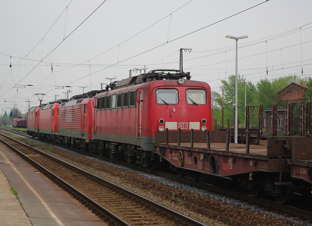 Wenn die 185 266-4 einen Gterzug in Richtung Halle/Leipzig bringt, kann sie doch auch gleich noch ein paar Loks mitnehmen: 185 155-9, 189 058-1 und 140 716-2 waren Wagenloks dieses Zuges. Aufgenommen am 28.04.2011 in Grokorbetha.