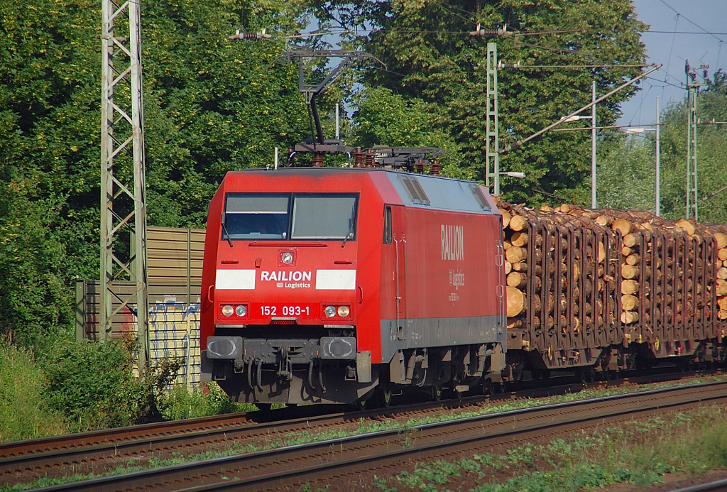 Wenn der Bahnhof nach Wald riecht, liegt das hier in Dedensen-Gmmer an der 152 093-1 mit ihrem Tannenholzzug.Am 23.6.2011 durchquerte sie die Gtergleise in Richtung Seelze.