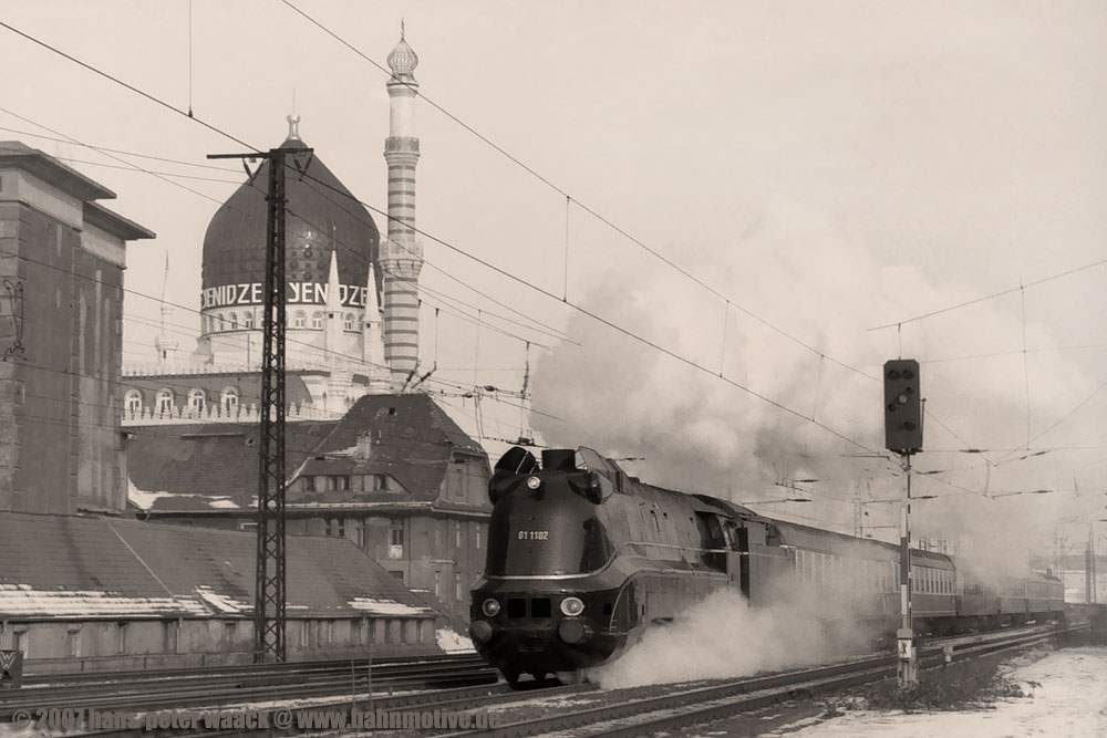 Wenn da nicht die Fahrleitung und der Zug wre, knnte es vor 80 Jahren vielleicht so ausgesehen haben. Die relativ kurze  Warmzeit  der 01 1102 machte am 25.01.97 das Motiv in Dresden mglich.