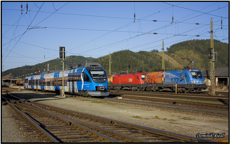 Wenn es nur immer so farbenfroh in Kd zuginge!! Whrend 1116 250 und 1116 137 mit dem 54577 auf ihren Tfzf warten, fhrt der 4024 120 als REX 1713 aus dem Bahnhof Knittelfeld aus. 09.04.2010