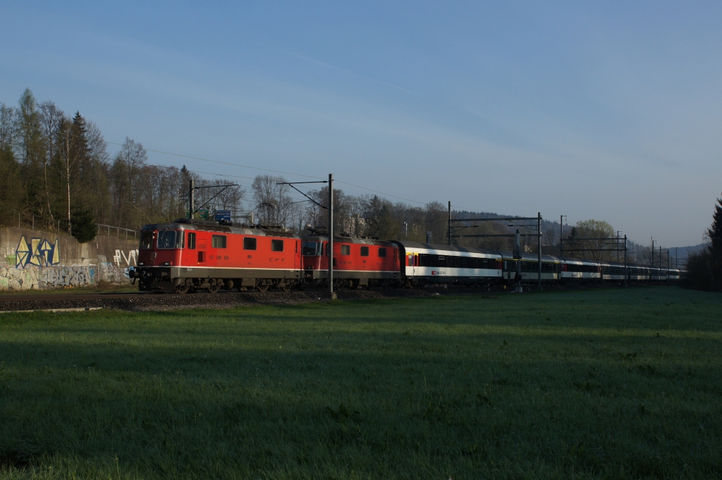 Wenn ich am Morgen zur Arbeit nach Winterthur fahre, sehe ich den IR 3810 jeweils auf seinem Weg Richtung Zrich. Schon lange habe ich mir deshalb vorgenommen, diesem Zug, welcher mit zwei Re 4/4 II bespannt ist, abzulichten. Am 24.04.2013 gelang mir dann dieses Bild zwischen Winterthur und Kemptthal.