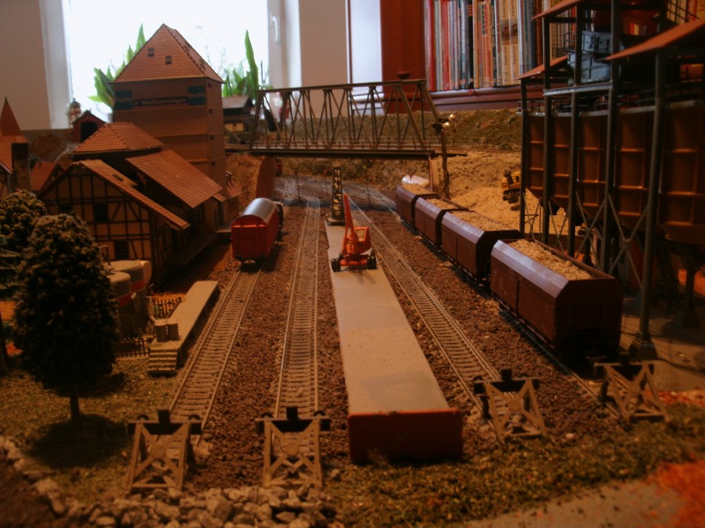 Wenn ich meine Zimmerbeleuchtung einschalte und meine H0-Anlage am Tag fotografieren mchte,ergibt sich dieses Licht.Hier ist mein Anschlu Industriegebiet zusehen.Links der Anschlu Baywa mit einem kleinen Tanklager,rechts der Anschlu Kieswerk.