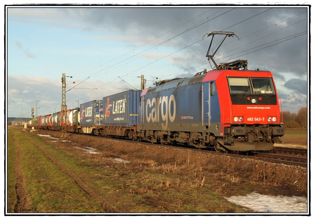  Wenn jetzt Sommer wr ... Ja, bitte! Dieses Bild htte auch schon gut 5 Monate frher geschossen werden knnen, aber nein es stammt aus dem Jnner diesen Jahres. Genauer noch am 15.01.11. 482 043 mit KLV Zug gen Plattling. (Mangolding) 