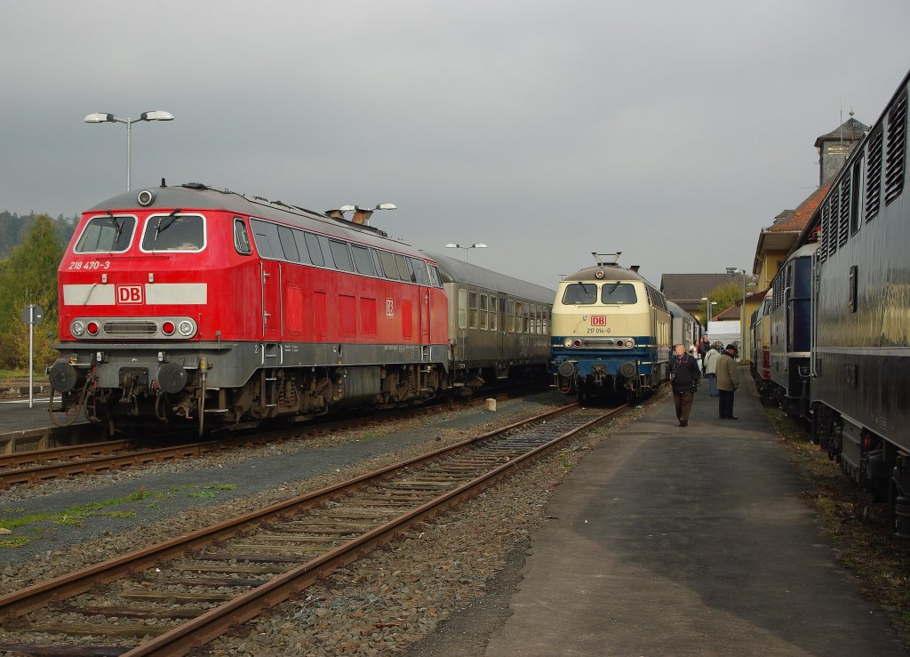 Wenn die Loks nicht gerade mit Sonderzgen zwischen Frankenberg(Eder) und Marburg unterwegs waren, sonnten sie sich auf dem Bahnhofsgelnde. Hier stehen 218 470-3, die als Ersatz fr die Defekte 218 387 vor Ort war und 217 014-0, die ausschlielich als Exponat zu bestaunen war. Aufgenommen am 23.10.2010 in Frankenberg(Eder).