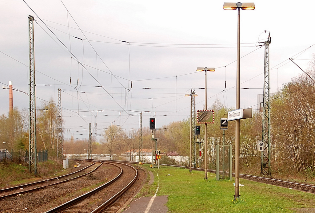 Wenn man vom Bahnsteig in Rheydt-Odenkirchen aus in Richtung Rheydt guckt, hat man diesen  herrlichen  Ausblick.1.4.2011
