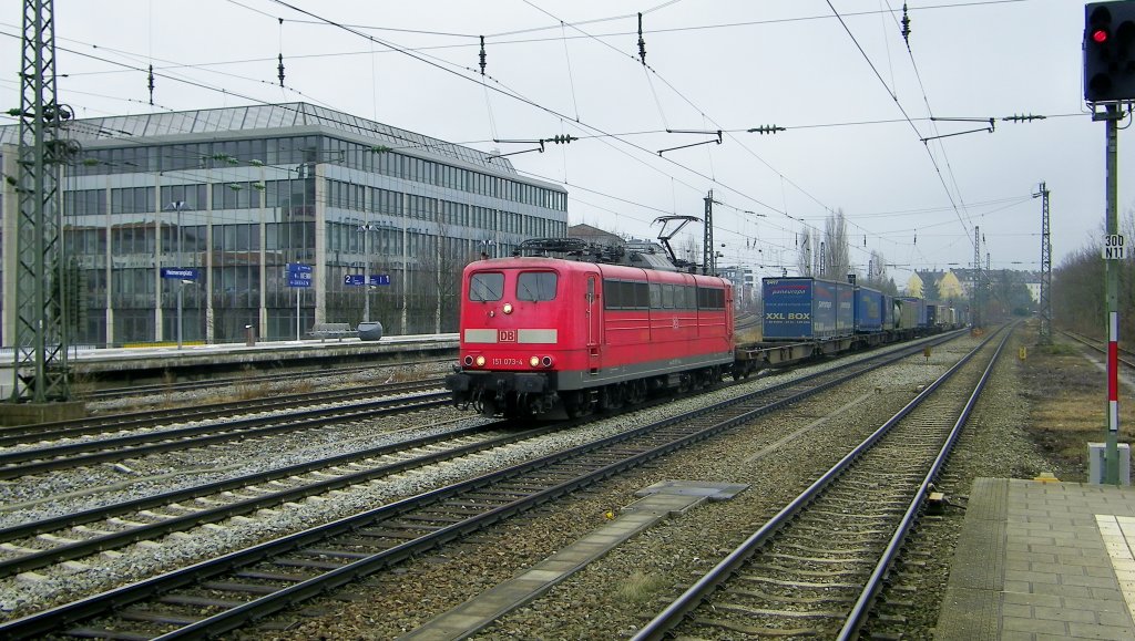 wenn man einmal in Mnchen ist, mu man mal zum Heimeranplatz und so konnte ich ber die Osterfeiertage die 151 073-4 mit einem KLV-Zug bei der Durchfahrt ablichten (30.3.2013)