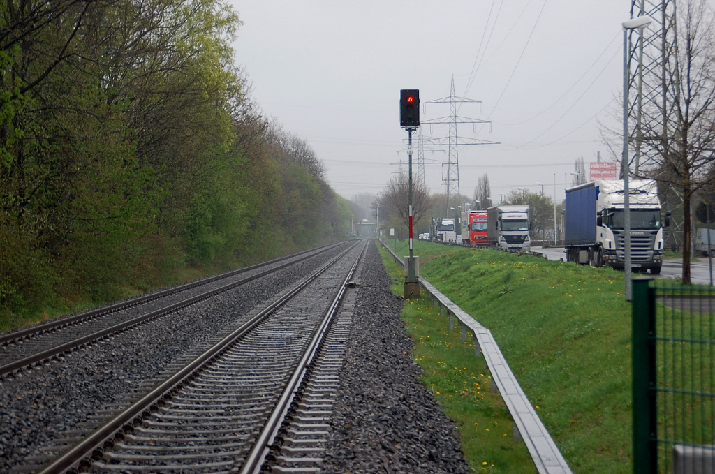 Wenn man von Fssgngerbergang an der Haltestelle Kaarst IKEA nach Osten guckt, sieht man diese Ansicht der Strecke 450.28 in Richtung Neuss. 3.4.2011