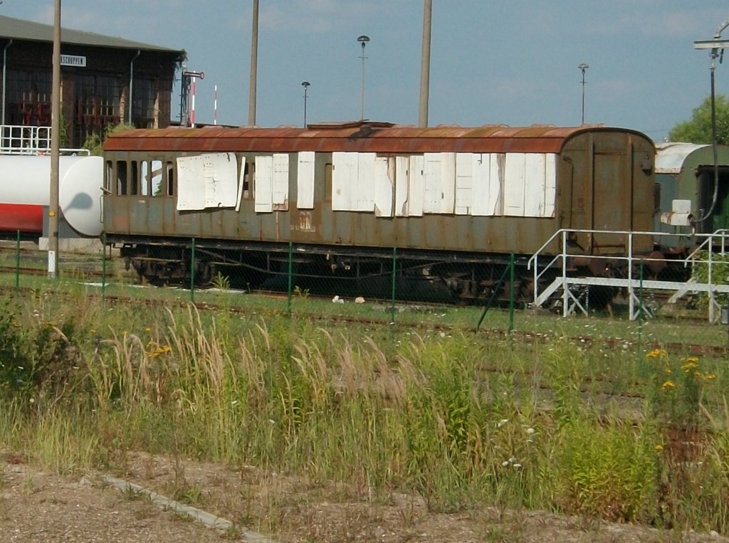 Wenn man in Pasewalk auf der Stettiner Bahnsteigseite den Bahnsteig Richtung Norden bis zum Ende geht,hat man von dort aus einen kleinen Einblick ins dortige Eisenbahnmuseum.So sah ich am 31.Juli 2010 diesen noch nicht wieder aufgearbeiteten ehmaligen Reisezugwagen.