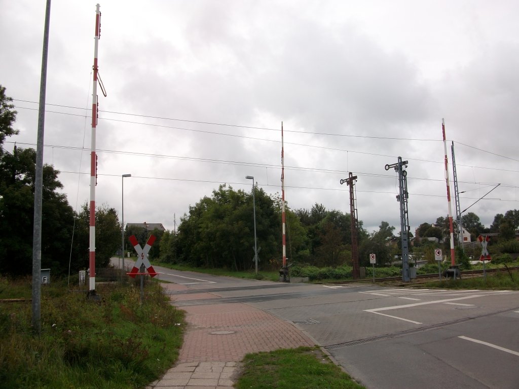 Wenn die mechanische Schranke in Lietzow verschwindet,sind die Schranken in Lancken die letzten mechanischen von Rgen.Bahnbergang in Lancken mit drei Schrankenbume am 13.September 2010.