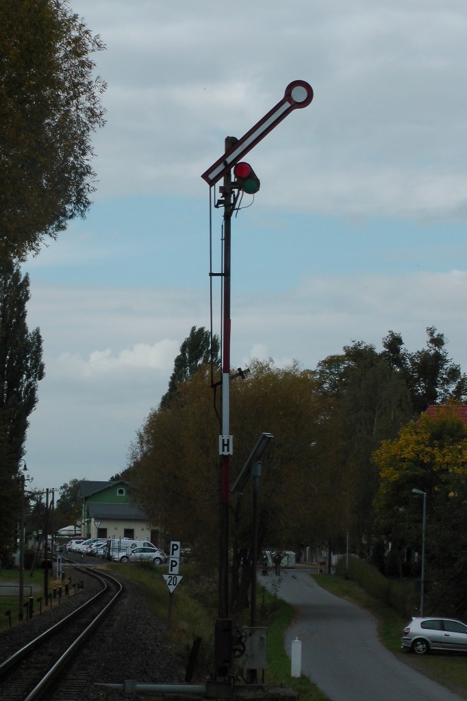 Wenn nur ein Zug  auf der Strecke ist und die Bahnbergnge automatisch gesichert sind, kann das Signal H am nordstlichen Bahnhofsende immer HP 1 zeigen.
03.10.2012 gegen 11:23 Uhr