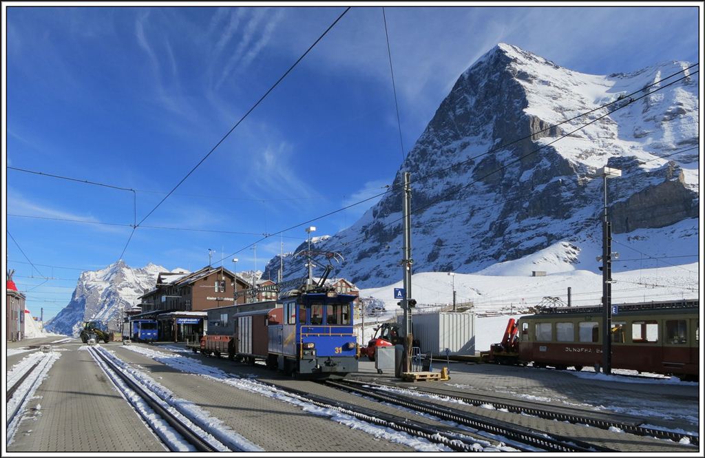 Wenn die Passagiere mal weg sind, werden in Kleine Scheidegg auch eifrig Gter umgeschlagen. (13.11.2012)