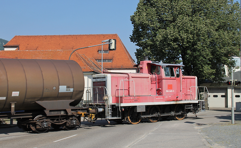 Wenn  pltzlich  eine V60 mit einem Kesselwagen auf der Bundesstrae steht, schaut so mancher Autofahrer bld. Das interessierte 364 449-9 aber wenig und so schob sie von den Staus hinter und vor ihr unbeirrt ihren Kesselwagen ins Werksgelnde der Papierfabrik Scheufelen in Oberlenningen. So gesehen am 27.7.2012.