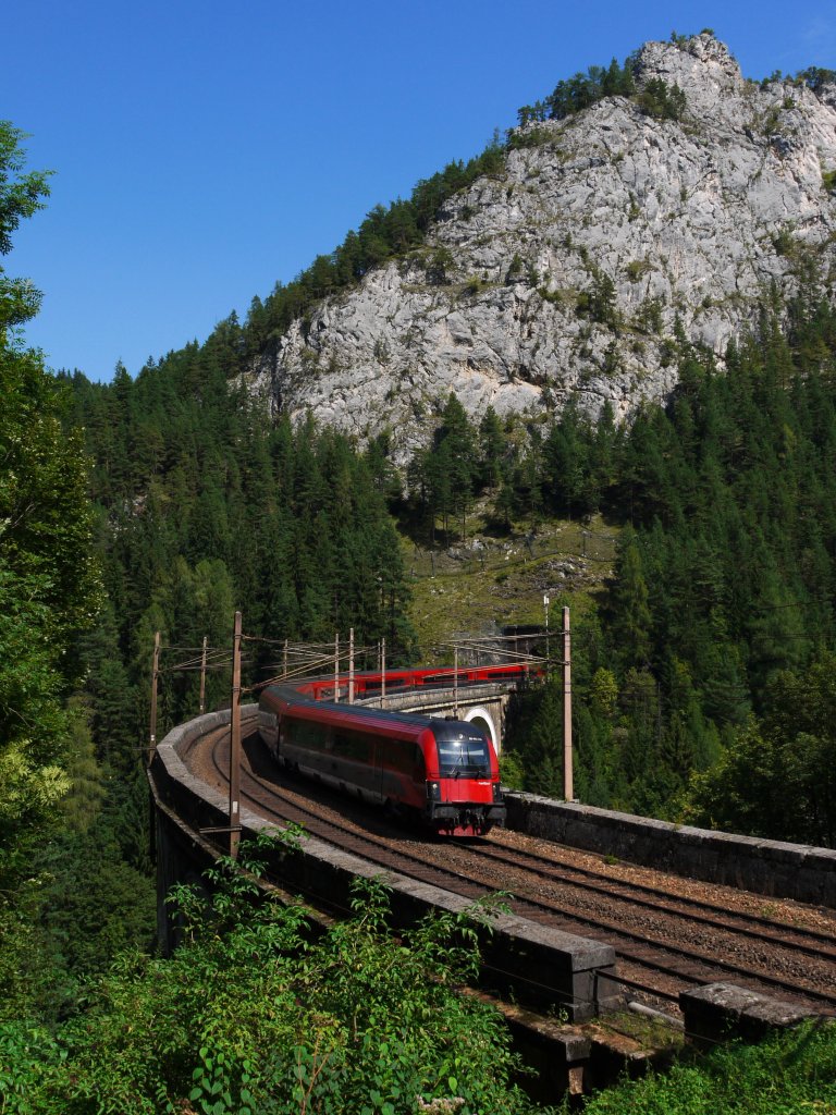 Wenn schon Railjet-Steuerwagen voraus, dann aber wenigstens mit der Polleroswand im Hintergrund! Zu sehen ist die Railjet-Garnitur 45 mit BB 1116.245 als RJ 559 (Wien Meidling - Graz Hbf) auf der Kalten Rinne am 23.08.12
