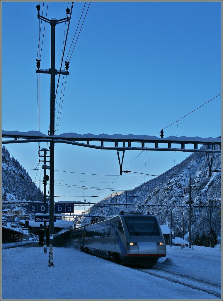 Wenn schon Winter, dann will ich auch was davon haben!
Ein ETR 470 als EC 15 (?) auf dem Hhepunkt seiner Fahrt bei der Durchfahrt in Gschenen am 12.12.12.