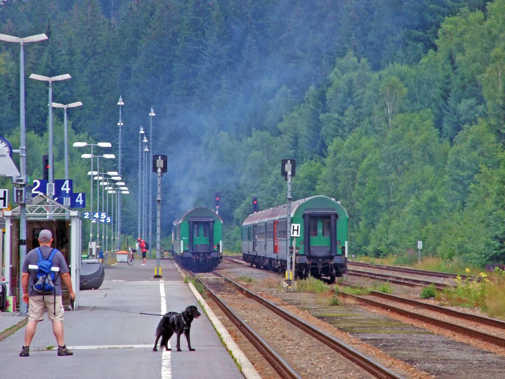 Wenn sich Herrchen aufregt, dass es stinkt, dann kann Bello ganz getrost sagen  Ich wars nich  :D Eine umweltfreundliche 754 mit Regionalzug in Richtung Tschechei, am 18.07.2010 in Bayerisch Eisenstein.