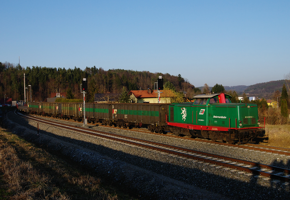 Wenn sich die schne 2048.024 der Stlb einmal aus dem Cargocenter wagt, dann ist das schon eine kleine Sensation wie am 16.03.2012. Wie man am Bildrand erkennen kann, haben sich einige Fotografen die Fahrt der 2048.024  mit dem SGAG 93045 von Gleisdorf nach Graz nicht entgehen lassen. Leider war der Zug schon etwas spt d'ran, und es blieb uns nicht's anderes brig, als aus lichttechnischen Grnden zur Ausweiche  Autahl  auszuweichen, wo wir ihn dann im wirklich letzten Licht erwischten.