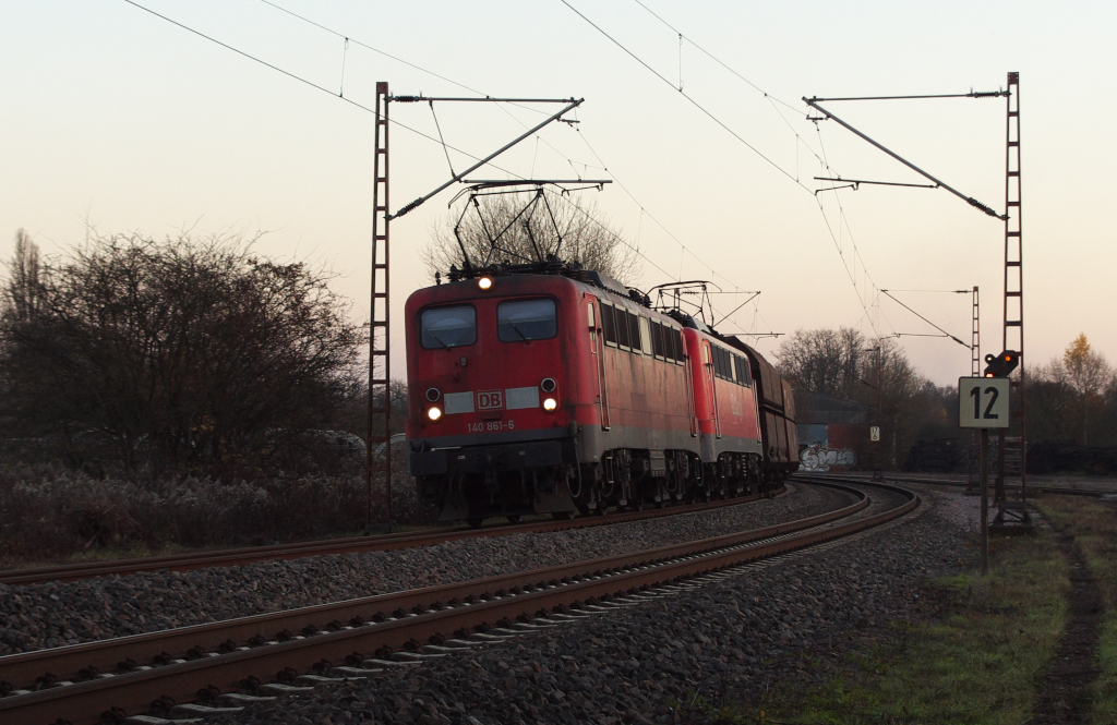 Wenn der Tag zu Ende geht und die Sonne langsam versinkt bieten sich schne Motive. Und da die Bahn so gut wie rund um die Uhr fhrt bieten sich auch schne Eisenbahnmotive.

Wir waren auf dem Rckweg vom Kraftwerk Ensdorf zum Parkplatz am Lidl in Bous. Durch Zufall gingen wir nicht gleich den direkten Weg und da sprang das Einfahrvorsignal von Ensdorf aus Richtung Vlklingen auf Hp2 erwarten.

Dies bedeutet, auch nach der Einstellung der Kohlefrderung in Ensdorf, es mu ein Kohlenzug oder Leerzug im Anmarsch sein. Denn in Ensdorf werden jetzt die Zge mit Importkohle geteilt und den Kraftwerken zugefhrt.

140 861 und 140 790 bringen einen fast endlosen Leerzug vom Kraftwerk Weiher/Anschlu Grube Gttelborn nach Ensdorf.
19.11.2012