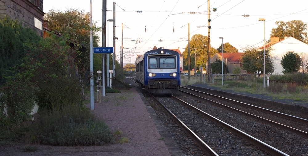 Wenn die Tage krzer werden....wird die Ablichtung des Abendzuges Thionville - Bouzonville immer schwieriger.

Die Ablichtung der Rckfahrt aus Bouzonville wird noch schwerer. Nachdem die letzten Fahrgste in Bouzonville den Zug verlassen haben, fhrt der Triebwagen (4773 / 8773) wieder (leer) zurck nach Thionville

Hier um 18.50 Uhr durch Freistroff. (28.09.2011)

Im Bahnhof Freistroff gab es einen Gterschuppen und rechts noch zu erkennen ein Verladegleis.