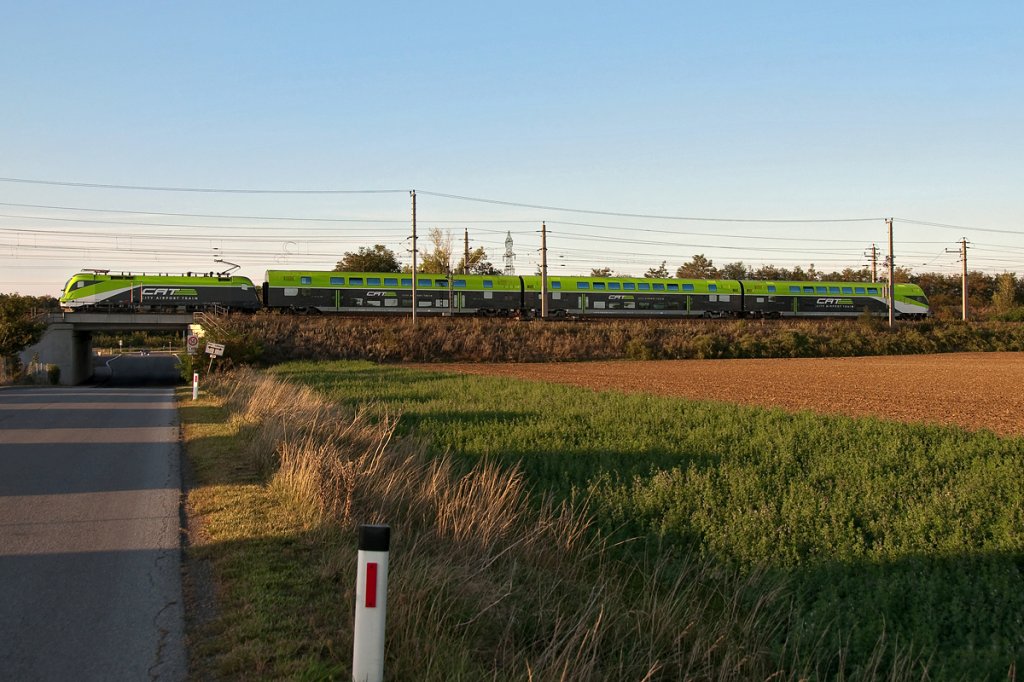Wenn's Nacht wird, ber Simmering: CAT ist Richtung Wien Mitte unterwegs. Die Aufnahme enstand wenige Kilometer vor der S-Bahnhaltestelle Wien Zentralfriedhof, am 10.09.2011.