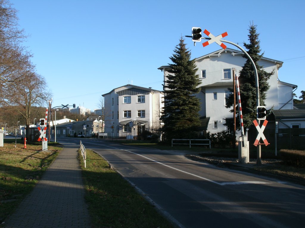 Wer auf dem Weg in den Sdosten Rgen`s ist mu an den Bahnbergang in Baabe vorbei.Aufnahme vom 14.Januar 2012.