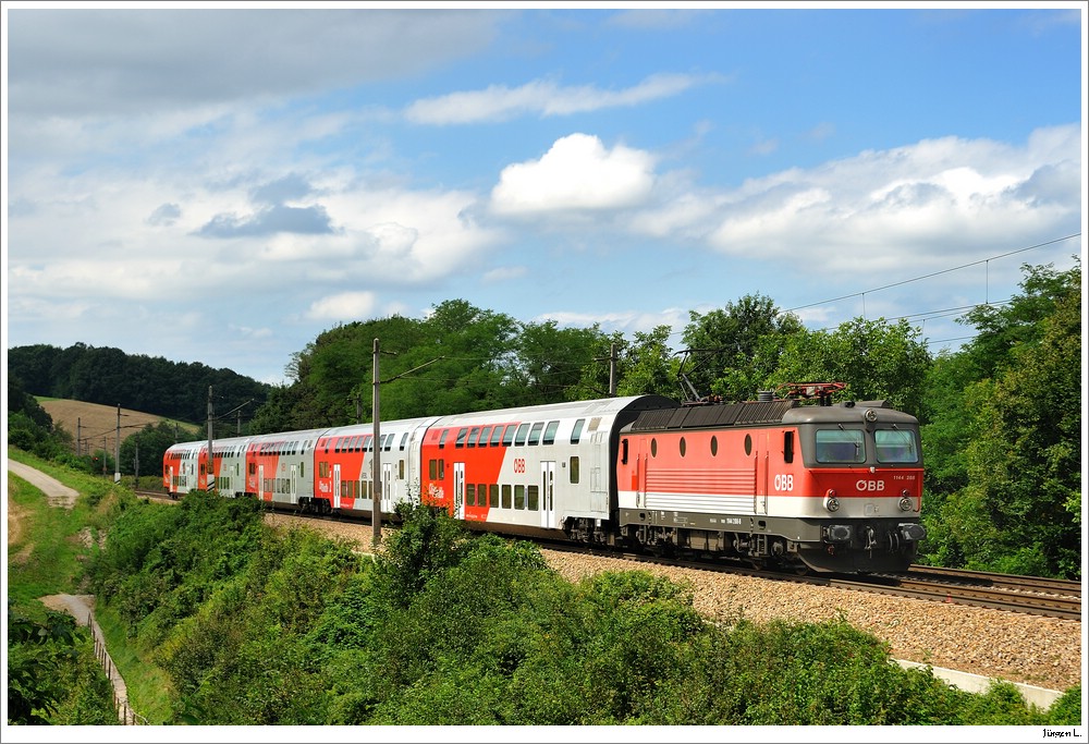 Wer braucht schon einen Steuerwagen? 1144.288 mit dem steuerwagenlosen REX 1627 bei Unter Oberndorf; 14.8.2010.