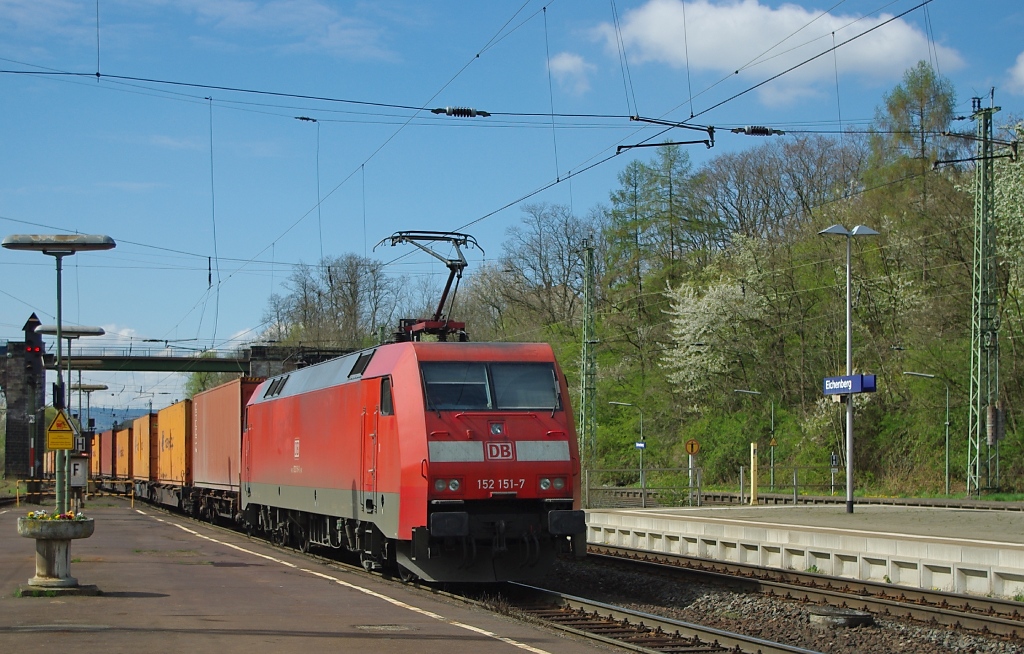 Wer fhrt denn da ohne Licht? 152 151-7 mit Containerzug in Fahrtrichtung Norden. Aufgenommen am 15.04.2011 in Eichenberg.