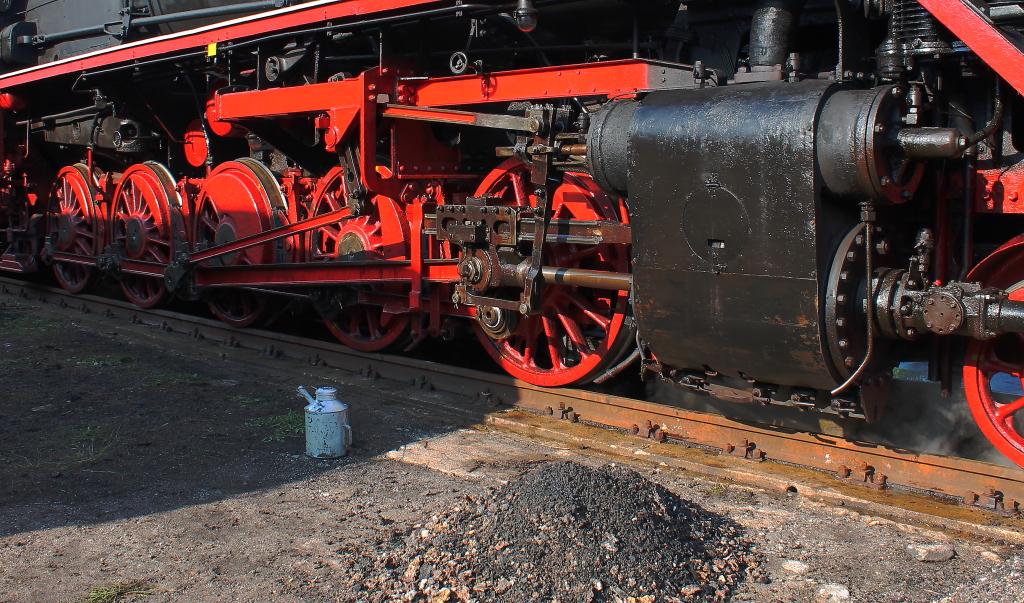 Wer gut schmiert, der gut fhrt. Diesen alten Spruch beherzigen die Stafurter Eisenbahnfreunde aus Stafurt offensichtlich, das krftige Triebwerk der 44 1486-8.
So gesehen beim 9. Berliner Eisenbahnfest im Bw Berlin-Schneweide am 08.09.2012. 
