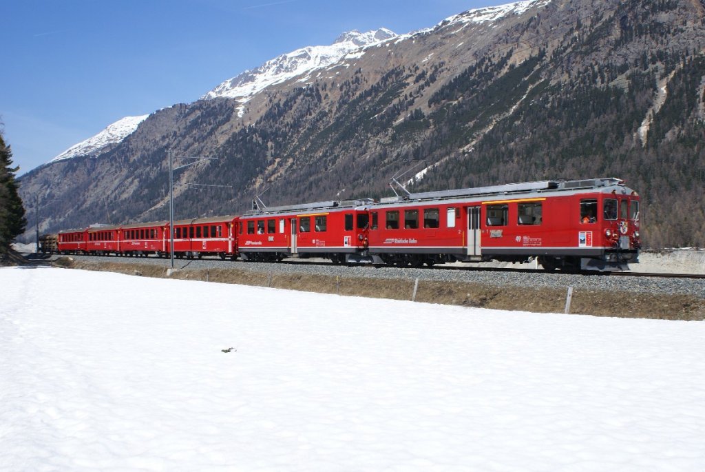 Wer hatte in diesem Winter noch nicht genug Schnee? Ich habe nmlich am 29.4.10 in Morteratsch noch ein wenig von diesem weissen Zeug gefunden. Auf dem Bild zu sehen ist der ABe 4/4 II 49 und der ABe 4/4 II 48.