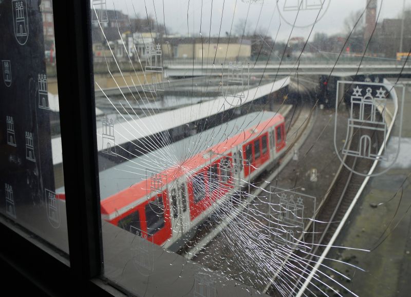 Wer hier umsteigen muss,  geniet  die architektonische Sensibilitt der Deutschen Bahn AG, Abteilung S-Bahn Hamburg. Station  Berliner Tor ,  11.3.2012 