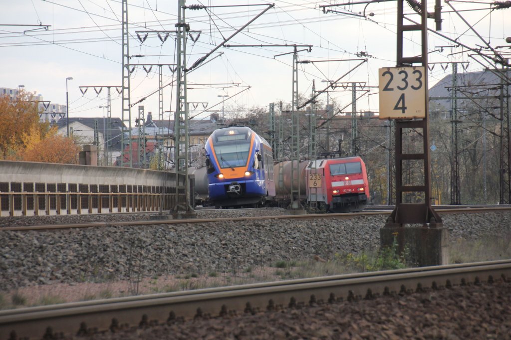 Wer liegt besser in der Kurve? Cantus-Bahn Flirt und 152 153 mit einen Kesselzug am Haken bei der gemeinsamen Ausfahrt aus dem Fuldaer Bahnhof.09.11.2012.Aufgenommen von einer ffentlichen Strasse.