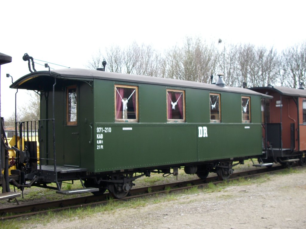 Wer will kann im Hochzeitswagen vom Rasenden Roland seine Hochzeit oder wer es geschafft hat mit ein und der selben Frau verheiratet zu sein der kann vielleicht seine Silberne oder Goldene Hochzeit auch hier feiern.