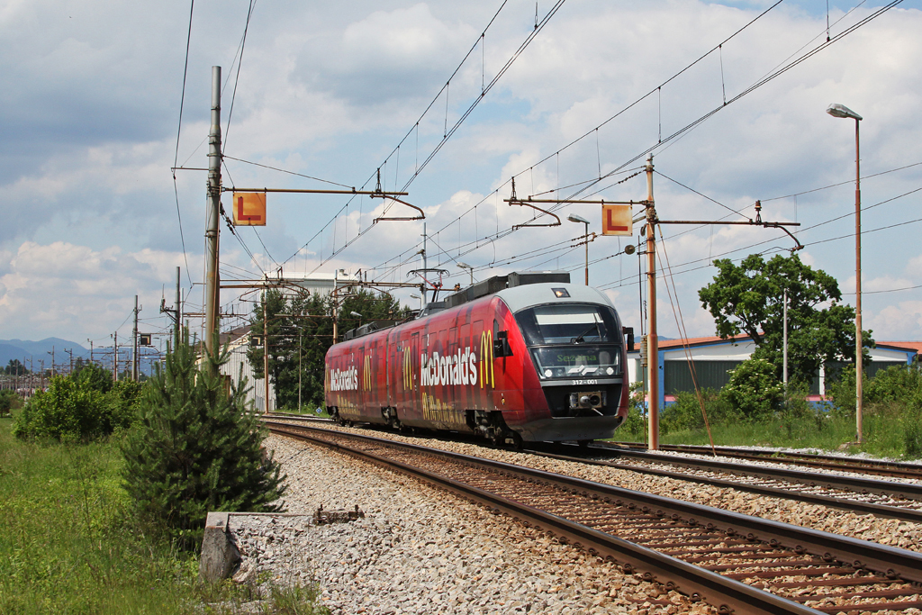 Werbe Desiro 312 001 als LP 2606 (Ljubljana – Sezana) am 11.06.2011 zwischen Pivka und Postojna.