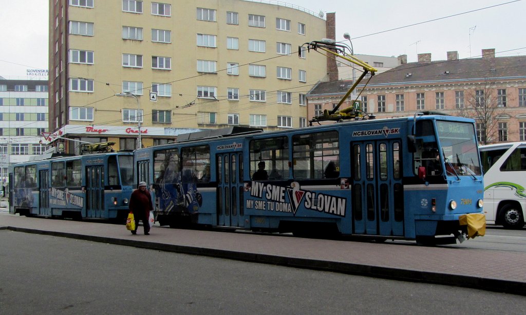 Werbe-Straenbahn 7904 mittig des Stadtzentrums von Bratislava unterwegs.(7.4.2012)