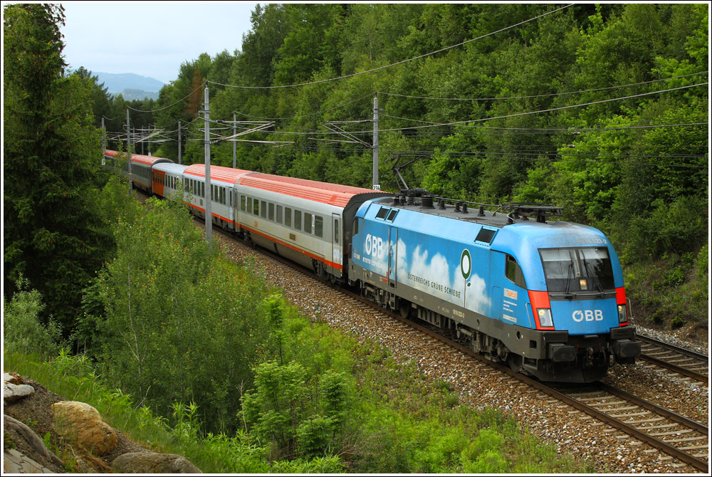 Werbelok 1016 023  Kyoto  fhrt mit IC 538  Energie Klagenfurt Strom  von Villach nach Wien Meidling.
Zeltweg 2.6.2011
