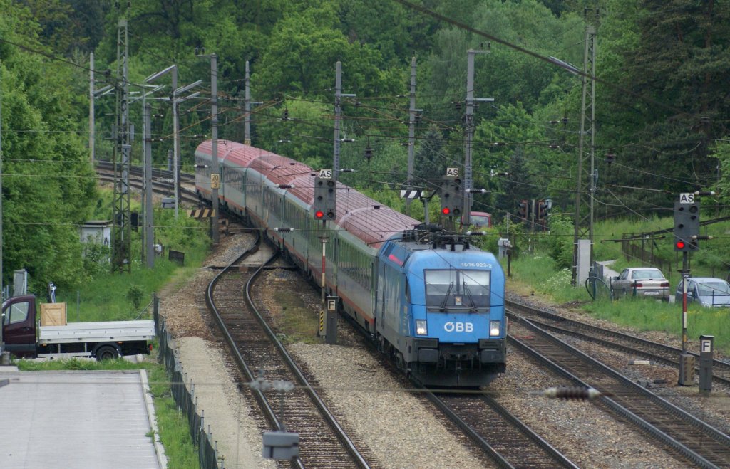 Werbelok 1016 023  Kyoto  fahrt mit dem IC641  Styriarte Graz  gerade durch den Bahnhof Tullnerbach-Pressbaum und wird in k�rze in Wien H�tteldorf ankommen. 15.5.2010