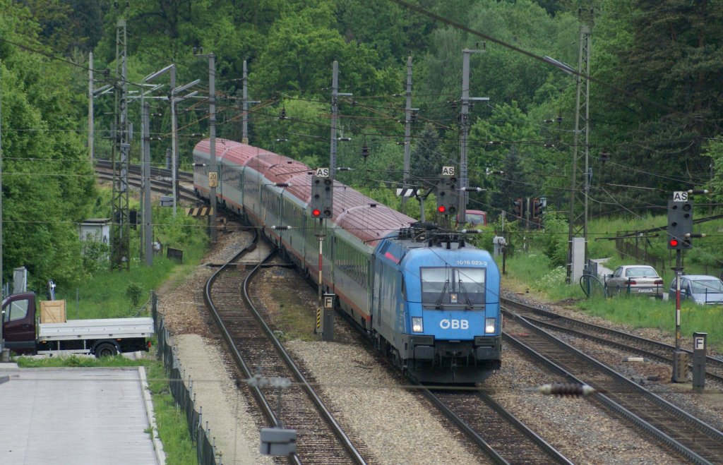 Werbelok 1016 023  Kyoto  fahrt mit dem IC641  Styriarte Graz  gerade durch den Bahnhof Tullnerbach-Pressbaum und wird in krze in Wien Htteldorf ankommen. 15.5.2010
