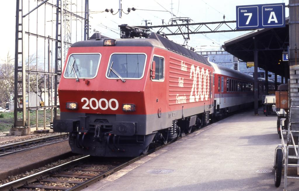 Werbelok 2000, SBB Elektrolok 10104, steht am 26.3.1990 am Bahnsteig 
in Brig. Sie ist hier die Zuglok fr den Eurocity 6 nach Hannover.