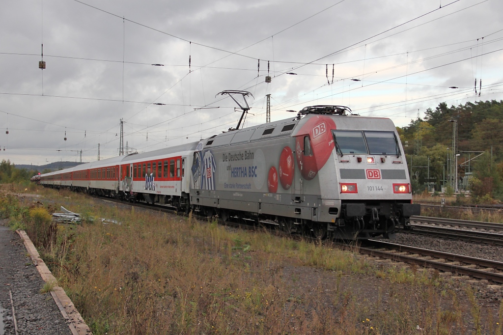 Werbelok-Alarm in Eichenberg. Gerade noch so reichte das Licht fr 101 144, die mit ihrem AZ in Richtung Sden unterwegs war. Aufgenommen am 07.10.2011.