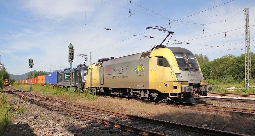 Werbelok-Doppel beim Signalhalt in Eschwege West. 182 506-6 (ES 64 U2-006) und 182 573-6 (ES 64 U2-073)in Doppeltraktion vor einem Containerzug in Richtung Sden. Aufgenommen am 28.06.2011.