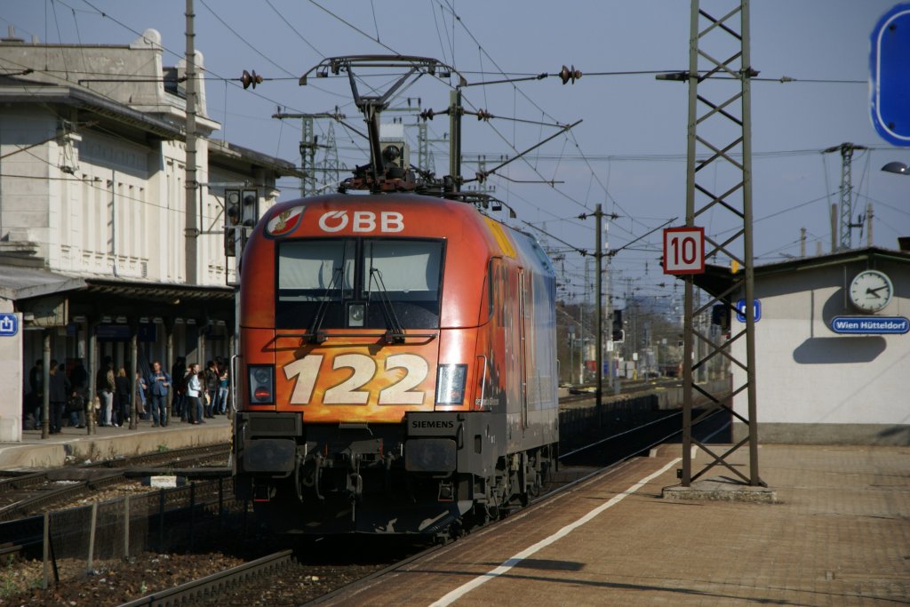 Werbelok  Feuerwehr-Notruf122 -Taurus 1116 250 durcheilt mit hohem Tempo Wien H�tteldorf Richtung TS Wien West. 8.4.2010