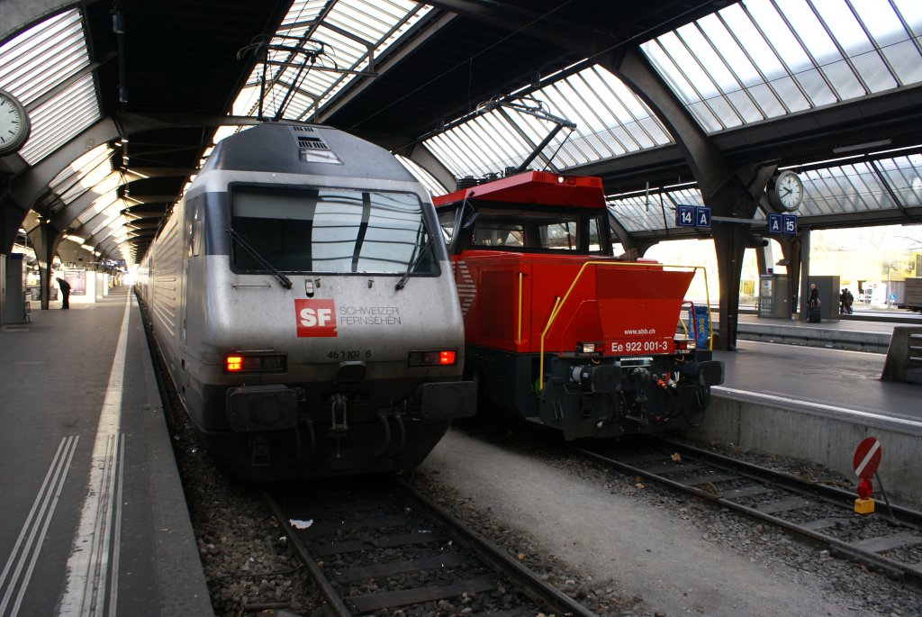 Werbelok neben neuer Rangierlok: Re 460 107-6 neben Ee 922 001-3 in Zrich HB.