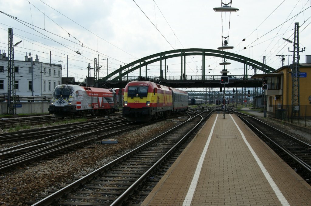  Werbeochsentreffen  in Wien West am 8.8.2009: 1116 246  Bundesheer  rangiert in Wien West in die Traktion als gerade die  Europameister -Lok 1116 232 mit einem Personenwagen von der Abstellgruppe kommt und gleich wieder zurck schieben wird. 8.8.2009