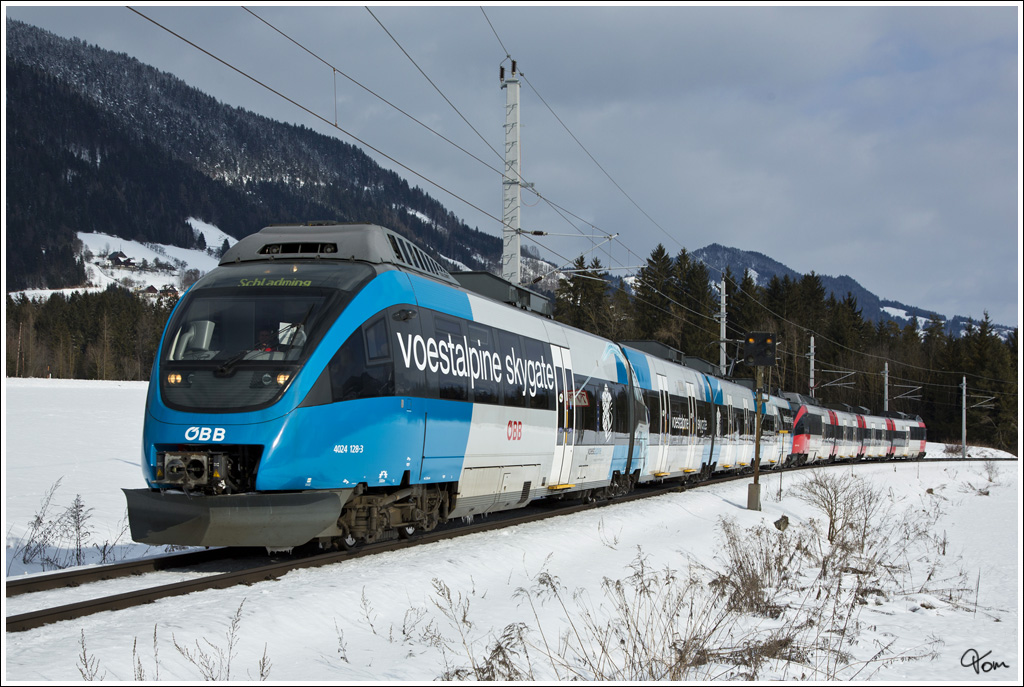 Werbetalent 4024 128  voestalpine skygate  und 4024 102, fahren mit Shuttlezug SR 9310 bei der Alpinen Ski WM 2013, von St.Martin am Grimming nach Schladming. Weienbach 10.2.2013