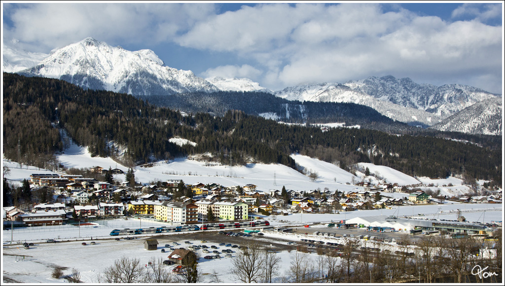 Werbetalent 4024 128  voestalpine skygate  und 4024 102, fahren mit Shuttlezug SR 9326 bei der Alpinen Ski WM 2013, von Haus im Ennstal nach Schladming. Im Hintergrund sieht man das mchtige Dachsteinmassiv. 
Schladming 10.2.2013
