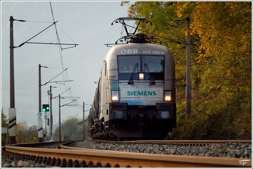 Werbetaurus 1116 038  Siemens  fhrt mit Gterzug 49600 von Spielfeld nach Bratislava. 
Schlglmhl 22.10.2010