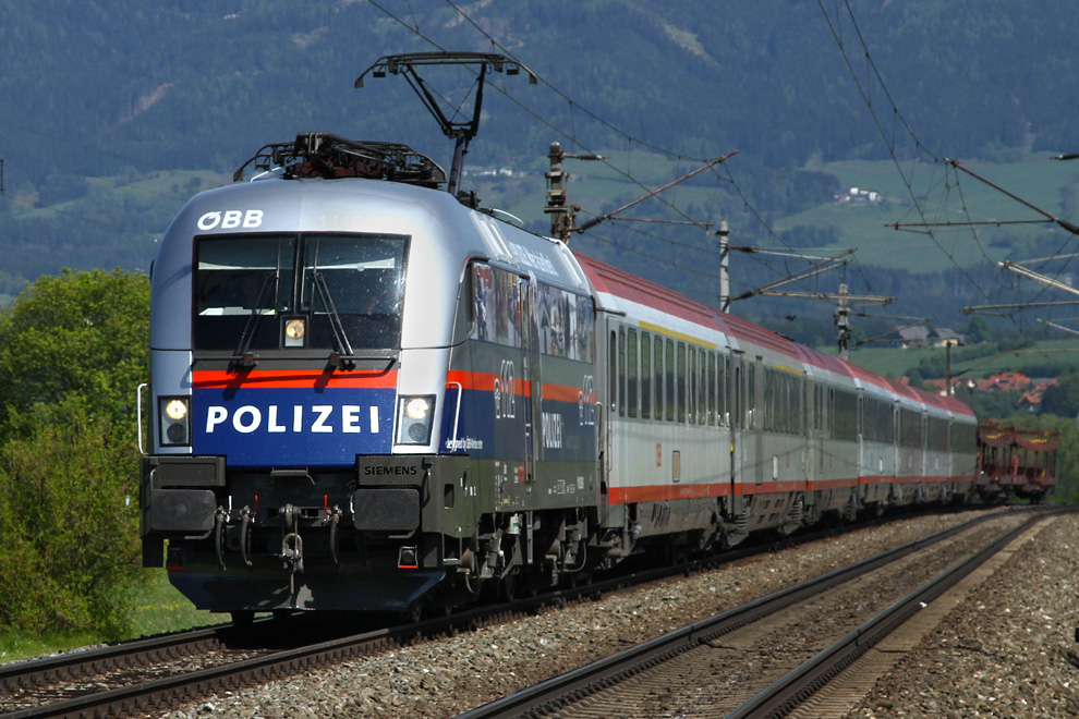 Werbetaurus 1116 250  Polizei  fhrt mit EC 531 von Wien Meidling nach Villach.Televersion
St. Margarethen 10.5.2011

